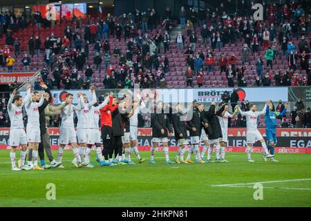 Colonia, Germania. 05th Feb 2022. Calcio: Bundesliga, 1. FC Köln - SC Friburgo, Matchday 21, RheinEnergieStadion: I tifosi di Colonia festeggiano con i loro tifosi. Credit: Rolf Vennenbernd/dpa - NOTA IMPORTANTE: In conformità con i requisiti della DFL Deutsche Fußball Liga e della DFB Deutscher Fußball-Bund, è vietato utilizzare o utilizzare fotografie scattate nello stadio e/o della partita sotto forma di immagini di sequenza e/o serie di foto video-simili./dpa/Alamy Live News Foto Stock