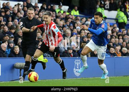 Liverpool, Regno Unito. 05th Feb 2022. Sergi Canos di Brentford (l) sembra allontanarsi dal ben Godfrey di Everton. Emirates fa Cup 4th round match, Everton contro Brentford allo stadio Goodison Park di Liverpool sabato 5th febbraio 2022. Questa immagine può essere utilizzata solo a scopo editoriale. Solo per uso editoriale, licenza richiesta per uso commerciale. Nessun uso in scommesse, giochi o un singolo club / campionato / giocatori pubblicazioni. pic di Chris Stading/Andrew Orchard sport fotografia/Alamy Live news credito: Andrew Orchard sport fotografia/Alamy Live News Foto Stock