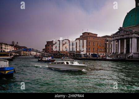 Traghetti che viaggiano sul canale di Venezia Foto Stock