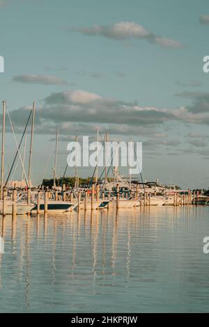 marina porto tramonto nuvole cielo bella scena barche Foto Stock