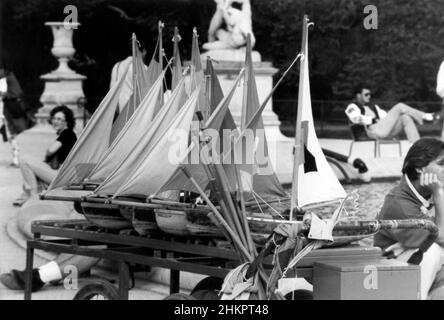 Barche modello su uno stand espositore al Serpentine, Hyde Park London, Inghilterra Regno Unito. Foto Stock