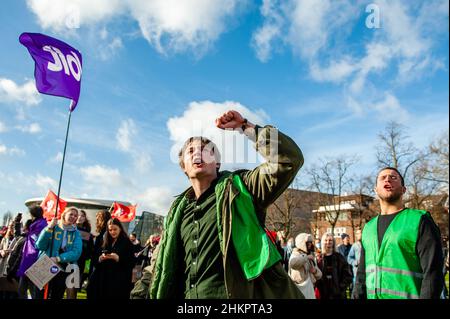 Amsterdam, Paesi Bassi. 05th Feb 2022. Uno studente molto arrabbiato è visto urlando slogan contro il sistema di prestito, durante la dimostrazione.i sindacati degli studenti con LSVb e FNV, Young & United hanno organizzato una protesta degli studenti a livello nazionale al Museumplein di Amsterdam dove migliaia di studenti si sono riuniti per chiedere la fine del sistema di prestito, una sovvenzione di base senza debito, e la compensazione per tutti gli anni che hanno dovuto prendere in prestito. Credit: SOPA Images Limited/Alamy Live News Foto Stock