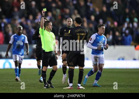 PETERBOROUGH, REGNO UNITO. FEB 5TH. Arbitro della partita, David Webb mostra ad Andre Dozzell dei registi del Queens Park una carta gialla durante la quarta partita della fa Cup Emirates tra Peterborough United e i registi del Queens Park al Weston Homes Stadium, Peterborough sabato 5th febbraio 2022. (Credit: James Holyoak | MI News) Credit: MI News & Sport /Alamy Live News Foto Stock