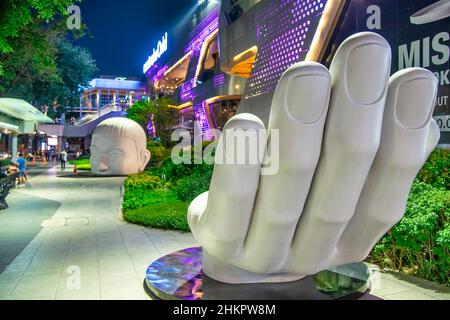 Bangkok, Thailandia - 5 gennaio 2020: Scultura bianca testa e mano di notte lungo l'area dei centri commerciali Foto Stock