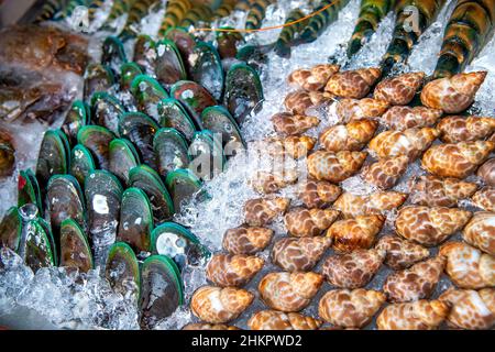 Pesce fresco e cozze in un mercato di strada in Thailandia Foto Stock