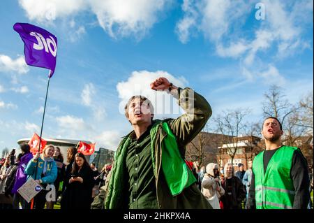 Amsterdam, Paesi Bassi. 05th Feb 2022. Uno studente molto arrabbiato è visto urlando slogan contro il sistema di prestito, durante la dimostrazione.i sindacati degli studenti con LSVb e FNV, Young & United hanno organizzato una protesta degli studenti a livello nazionale al Museumplein di Amsterdam dove migliaia di studenti si sono riuniti per chiedere la fine del sistema di prestito, una sovvenzione di base senza debito, e la compensazione per tutti gli anni che hanno dovuto prendere in prestito. (Foto di Ana Fernandez/SOPA Images/Sipa USA) Credit: Sipa USA/Alamy Live News Foto Stock