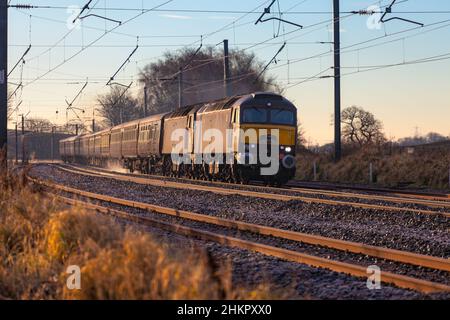 West Coast Ferrovie classe 57 diesel locomotiva 57601 sulla linea principale elettrificata della costa occidentale con un treno statesman rail dining charter Foto Stock