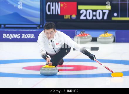 Pechino, Cina. 5th Feb 2022. Ling Zhi della Cina compete durante il curling misto raddoppia round robin evento delle Olimpiadi invernali di Pechino 2022 tra Cina e Norvegia al National Aquatics Center di Pechino, capitale della Cina, 5 febbraio 2022. Credit: Wang Jingqiang/Xinhua/Alamy Live News Foto Stock
