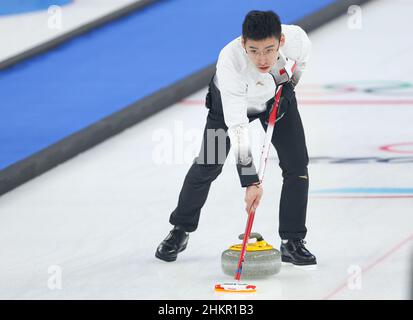 Pechino, Cina. 5th Feb 2022. Ling Zhi della Cina compete durante il curling misto raddoppia round robin evento delle Olimpiadi invernali di Pechino 2022 tra Cina e Norvegia al National Aquatics Center di Pechino, capitale della Cina, 5 febbraio 2022. Credit: Wang Jingqiang/Xinhua/Alamy Live News Foto Stock
