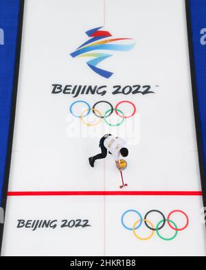 Pechino, Cina. 5th Feb 2022. Ling Zhi della Cina compete durante il curling misto raddoppia round robin evento delle Olimpiadi invernali di Pechino 2022 tra Cina e Norvegia al National Aquatics Center di Pechino, capitale della Cina, 5 febbraio 2022. Credit: Wang Jingqiang/Xinhua/Alamy Live News Foto Stock