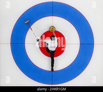 Pechino, Cina. 5th Feb 2022. Ling Zhi della Cina compete durante il curling misto raddoppia round robin evento delle Olimpiadi invernali di Pechino 2022 tra Cina e Norvegia al National Aquatics Center di Pechino, capitale della Cina, 5 febbraio 2022. Credit: Wang Jingqiang/Xinhua/Alamy Live News Foto Stock