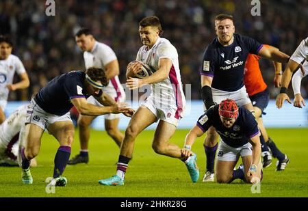 Elliot Daly (centro) dell'Inghilterra affrontato da Hamish Watson (a sinistra) durante la partita delle sei Nazioni al BT Murrayfield, Edimburgo. Data foto: Sabato 5 febbraio 2022. Foto Stock