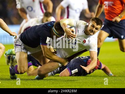 Elliot Daly (a destra) dell'Inghilterra affrontato da Hamish Watson della Scozia durante la partita delle sei Nazioni a BT Murrayfield, Edimburgo. Data foto: Sabato 5 febbraio 2022. Foto Stock