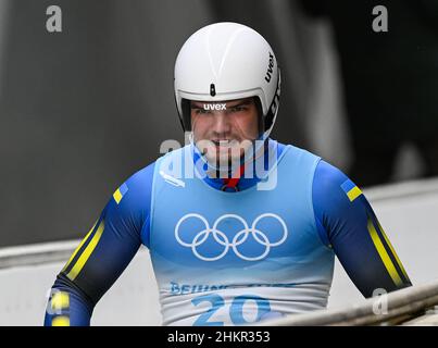 Pechino, Cina. 5th Feb 2022. Anton Dukach dell'Ucraina compete durante l'evento di 2?of?luge gestito dagli uomini al Yanqing'National Sliding Centre nel distretto di Yanqing di Pechino, capitale della Cina, 5 febbraio 2022. Credit: Sun Fei/Xinhua/Alamy Live News Foto Stock