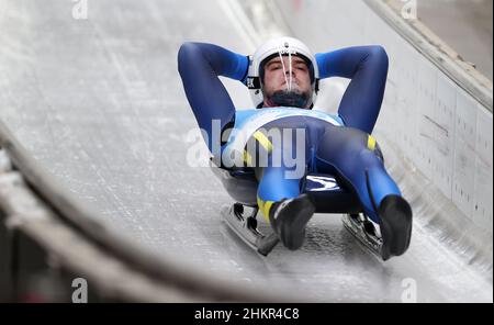 Pechino, Cina. 5th Feb 2022. Anton Dukach dell'Ucraina compete durante l'evento single run?of luge degli uomini al Yanqing'National Sliding Center nel distretto di Yanqing di Pechino, capitale della Cina, 5 febbraio 2022. Credit: Yao Jianfeng/Xinhua/Alamy Live News Foto Stock