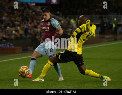 Ashley Westwood di Burnley (a sinistra) e Edo Kayembe di Watford combattono per la palla durante la partita della Premier League a Turf Moor, Burnley. Data foto: Sabato 5 febbraio 2022. Foto Stock