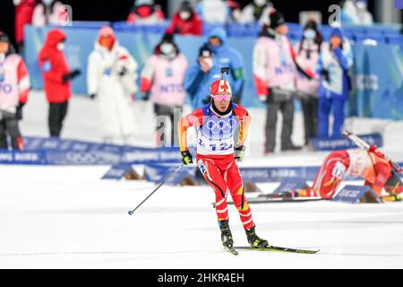 Zhangjiakou(Hebei. 5th Feb 2022. Cheng Fangming della Cina compete durante il biathlon misto relè 4x6km (w m) al National Biathlon Centre in Zhangjiakou, nella provincia di Hebei della Cina settentrionale, il 5 febbraio 2022. Credit: Zhan Yan/Xinhua/Alamy Live News Foto Stock