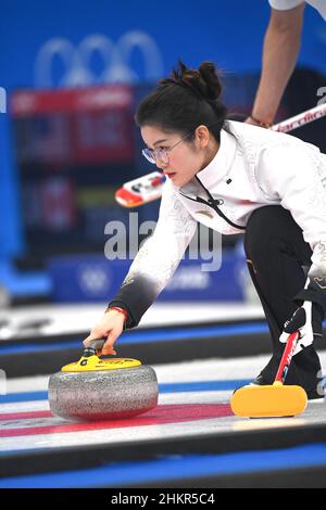 Pechino, Cina. 5th Feb 2022. Fan Suyuan della Cina compete durante la sessione di raddoppio round robin misto curling delle Olimpiadi invernali di Pechino 2022 tra Cina e Norvegia presso il National Aquatics Center di Pechino, Cina, 5 febbraio 2022. Credit: Yuyuyuyuyuyuyuyuyuyuyuyuyuyuyuyuyuy Foto Stock