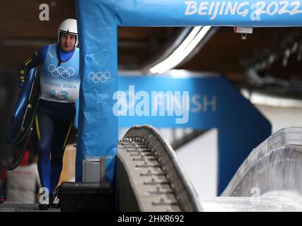 Pechino, Cina. 5th Feb 2022. Andriy Mandziy dell'Ucraina reagisce durante l'evento single run?of luge degli uomini al Yanqing'National Sliding Center nel distretto di Yanqing di Pechino, capitale della Cina, 5 febbraio 2022. Credit: Yao Jianfeng/Xinhua/Alamy Live News Foto Stock