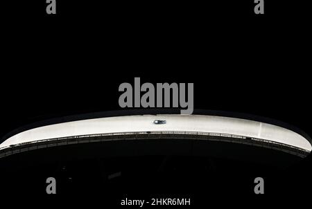 Pechino, Cina. 5th Feb 2022. Anton Dukach dell'Ucraina compete durante l'evento single run?of luge degli uomini al Yanqing'National Sliding Center nel distretto di Yanqing di Pechino, capitale della Cina, 5 febbraio 2022. Credit: HE Changshan/Xinhua/Alamy Live News Foto Stock