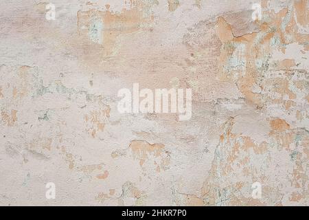 superficie di vecchia parete di shabby con intonaco cadente, sfumature beige-rosa, sfondo, texture Foto Stock