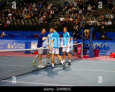 Jonathan Erlinch di Israele, Edouard Roger-Vasselin di Francia e Nicolas Mahut e Pierre-Hughes Herbert di Francia durante le doppie semifinali all'Open Sud de France 2022, torneo di tennis ATP 250 il 5 febbraio 2022 all'Arena Sud de France di Montpellier, Francia - Foto: Patrick Cannaux/DPPI/LiveMedia Foto Stock