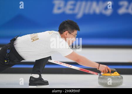 Pechino, Cina. 5th Feb 2022. Ling Zhi della Cina gareggia durante la sessione di brigata doppia mista di curling delle Olimpiadi invernali di Pechino 2022 tra Cina e Norvegia presso il Centro Acquatico Nazionale di Pechino, Cina, 5 febbraio 2022. Credit: Xue Yuge/Xinhua/Alamy Live News Foto Stock