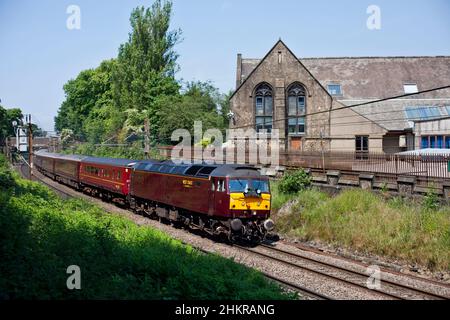 Il treno turistico di lusso Royal Scotsman passa dalla scuola Ripley St Thomas a Lancaster, sulla costa occidentale della linea principale, gestita dalle Ferrovie della costa occidentale Foto Stock