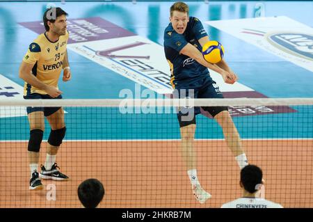 Verona, Italia. 05th Feb 2022. Bump of Rok Mozic - Verona Volley durante NBV Verona vs Allianz Milano, Volley Campionato Italiano Serie A Men Superleague a Verona, Italia, Febbraio 05 2022 Credit: Independent Photo Agency/Alamy Live News Foto Stock