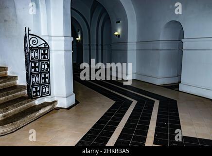 Vrancea, Romania - 2 maggio 2021: Fotografia scura all'interno del mausoleo di Marasesti dove si possono vedere le sale vuote e fredde dell'edificio Foto Stock