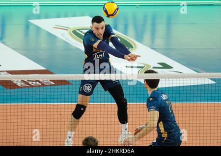 Verona, Italia. 05th Feb 2022. Bump of Asparaguh Asparaguhov - Verona Volley durante la NBV Verona vs Allianz Milano, Volley Campionato Italiano Serie A Men Superleague a Verona, Italia, Febbraio 05 2022 Credit: Independent Photo Agency/Alamy Live News Foto Stock