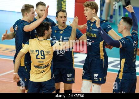 Verona, Italia. 05th Feb 2022. Verona Volley festeggia il punto durante la NBV Verona vs Allianz Milano, Volleyball Campionato Italiano Serie A Men Superleague a Verona, febbraio 05 2022 Credit: Independent Photo Agency/Alamy Live News Foto Stock