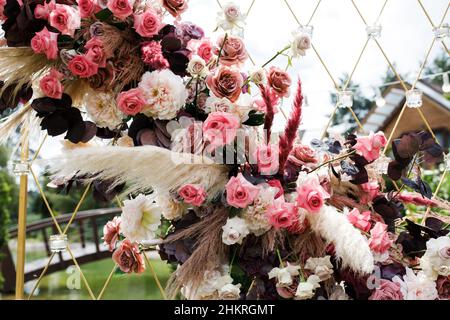 Cerimonia, arco, arco di nozze, matrimonio, momento di nozze, decorazioni, decorazioni, decorazioni per matrimoni, fiori, cerimonia all'aperto, mazzi di Foto Stock