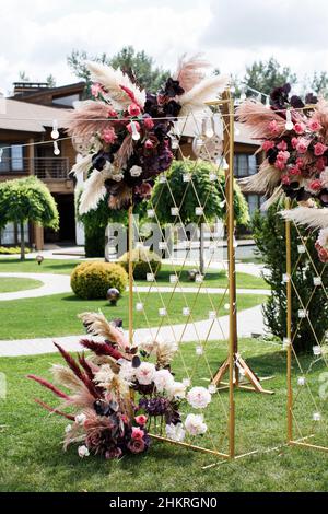 Cerimonia, arco, arco di nozze, matrimonio, momento di nozze, decorazioni, decorazioni, decorazioni per matrimoni, fiori, cerimonia all'aperto, mazzi di Foto Stock