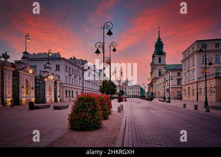 Krakowskie Przedmiescie - prestigiosa strada vecchia di Varsavia. Università di Varsavia e Chiesa della Santa Croce Foto Stock