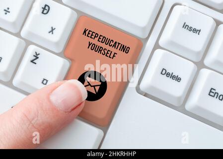 Presentazione di didascalie di testo continuate a educare voi stessi. Parola per non smettere di studiare Improve yourself usando i corsi che ricercano le soluzioni di sviluppo di software Foto Stock