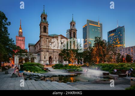 Warszawa All Saints Church e Grzybowski Square nel quartiere centrale di Varsavia Foto Stock