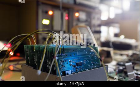 Set di chip su scheda a microcircuito per display TFT contemporanei in scatola di cartone in officina di assemblaggio di impianti da closeup estremo Foto Stock