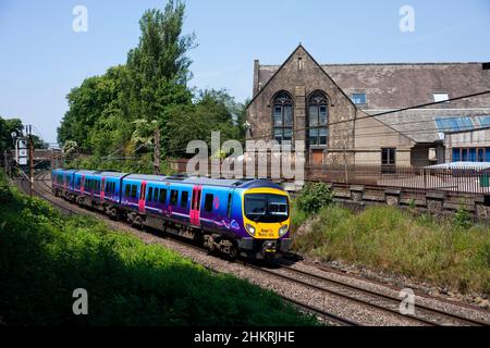 Prima classe Transpennine Express 185 DMU 185105 passando per la Ripley St Thomas School, appena a sud della stazione di Lancaster sulla linea principale della costa occidentale Foto Stock