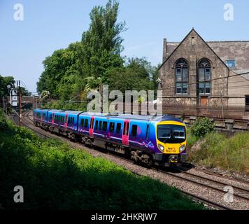 Prima classe Transpennine Express 185 DMU 185105 passando per la Ripley St Thomas School, appena a sud della stazione di Lancaster sulla linea principale della costa occidentale Foto Stock