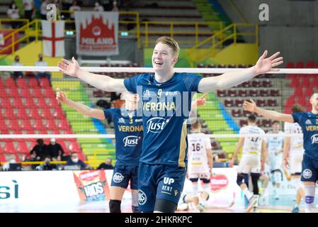 Verona, Italia. 05th Feb 2022. Esultazione di Rok Mozic - Verona Volley durante la NBV Verona vs Allianz Milano, Volley Campionato Italiano Serie A Men Superleague a Verona, Italia, Febbraio 05 2022 Credit: Independent Photo Agency/Alamy Live News Foto Stock