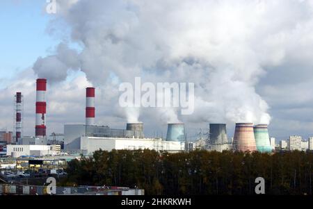 Nuvole di vapore su CHPP-26, aka 'SOUTHERN TETS', nel distretto di Biryulyovo Zapadnoye, vista da sud-est, Mosca, Russia Foto Stock