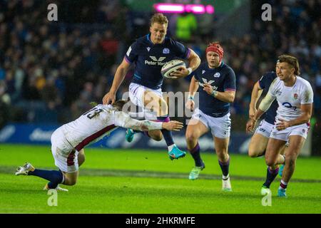 5th febbraio 2022: Guinness Six Nations 2022, ScotlandÕs Duhan van der Merwe è parlato da EnglandÕs Elliot Daly durante la partita Scozia / Inghilterra Calcutta Cup allo stadio BT Murrayfield. Edimburgo. Scozia, Regno Unito. Credit: Ian Rutherford Alamy Live News. Foto Stock