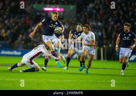 5th febbraio 2022: Guinness Six Nations 2022, ScotlandÕs Duhan van der Merwe è parlato da EnglandÕs Elliot Daly durante la partita Scozia / Inghilterra Calcutta Cup allo stadio BT Murrayfield. Edimburgo. Scozia, Regno Unito. Credit: Ian Rutherford Alamy Live News. Foto Stock