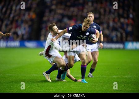 5th febbraio 2022: Guinness Six Nations 2022, ScotlandÕs Duhan van der Merwe è affrontato da EnglandÕs Elliot Daly durante la partita Scozia / Inghilterra Calcutta Cup allo stadio BT Murrayfield. Edimburgo. Scozia, Regno Unito. Credit: Ian Rutherford Alamy Live News. Foto Stock