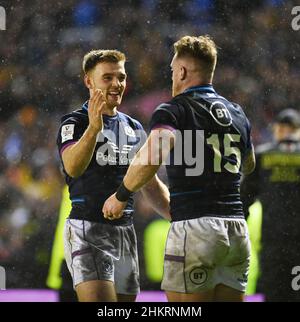 BT Murrayfield Stadium.Edinburgh.Scotland.UK.5th Feb 22 Guinness Six Nations Scotland vs Inghilterra match. Il giocatore di prova della Scozia ben White festeggia con il capitano, Stuart Hogg (15) Credit: eric mccowat/Alamy Live News Foto Stock