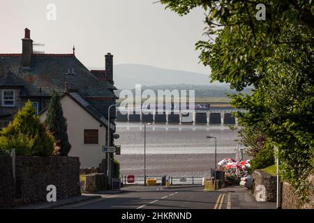 Northern Rail classe 156 treno Sprinter che attraversa il viadotto Kent a Arnside, sulla panoramica linea ferroviaria della costa Cumbria Foto Stock