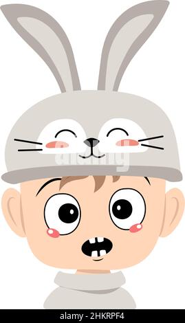Ragazzo con grandi occhi ed emozioni panico, volto sorpreso, occhi scioccati in cappello di coniglio con lunghe orecchie. Bambino con paura espressione per Pasqua, Capodanno o carnevale costume per la festa. Illustrazione piatta vettoriale Illustrazione Vettoriale