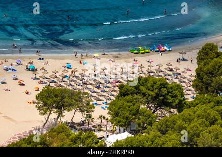 Veduta aerea, solarium e bagni sulla spiaggia di sabbia Platja de Santa Pona, Santa Pona, Calvià, Maiorca, Isole Baleari, Spagna, bagnanti, bagnanti, Foto Stock