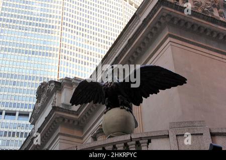 Scultura dell'Aquila americana sull'angolo del Grand Central a Vanderbilt Avenue e East 42nd Street, New York, NY, USA Foto Stock